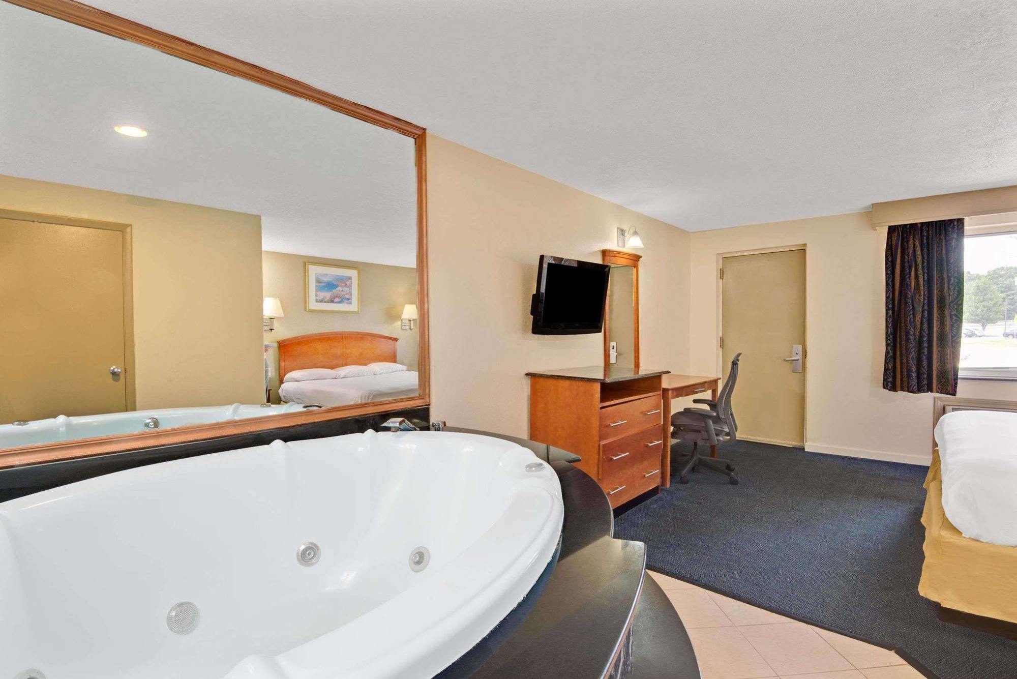 Hotel Super 8 By Wyndham Milford/New Haven Zewnętrze zdjęcie